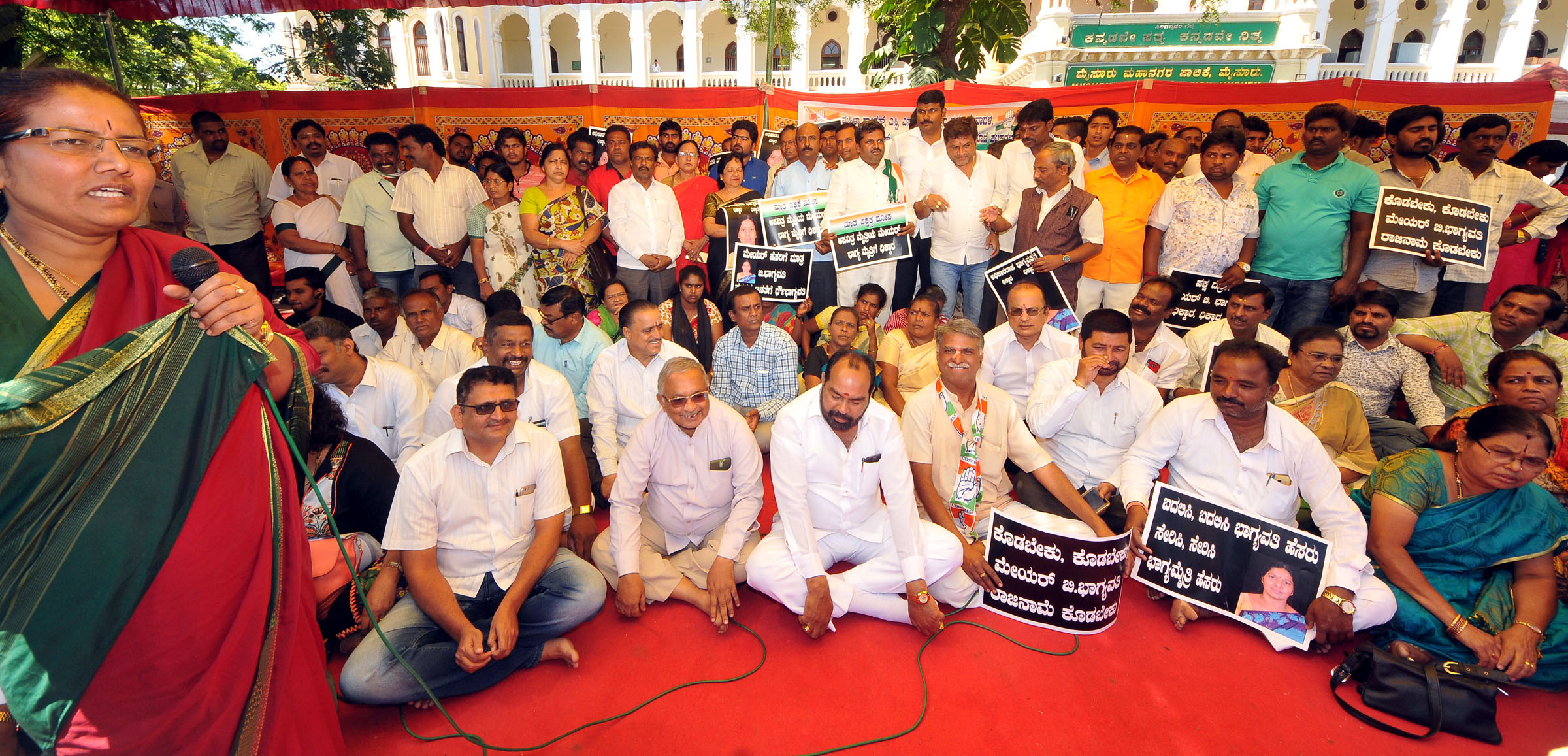 ಮೈಸೂರು: ಮೇಯರ್ ಭಾಗ್ಯವತಿ ರಾಜೀನಾಮೆ ನೀಡುವಂತೆ ಒತ್ತಾಯಿಸಿ ಕಾಂಗ್ರೆಸ್ ಪ್ರತಿಭಟನೆ